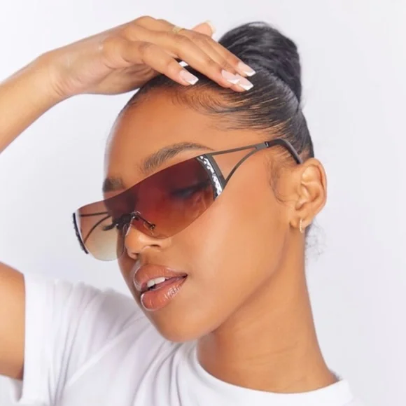 1192 NWT PrettyLittleThing Curved Visor Sunglasses - Brown/Black - Picture 4 of 9